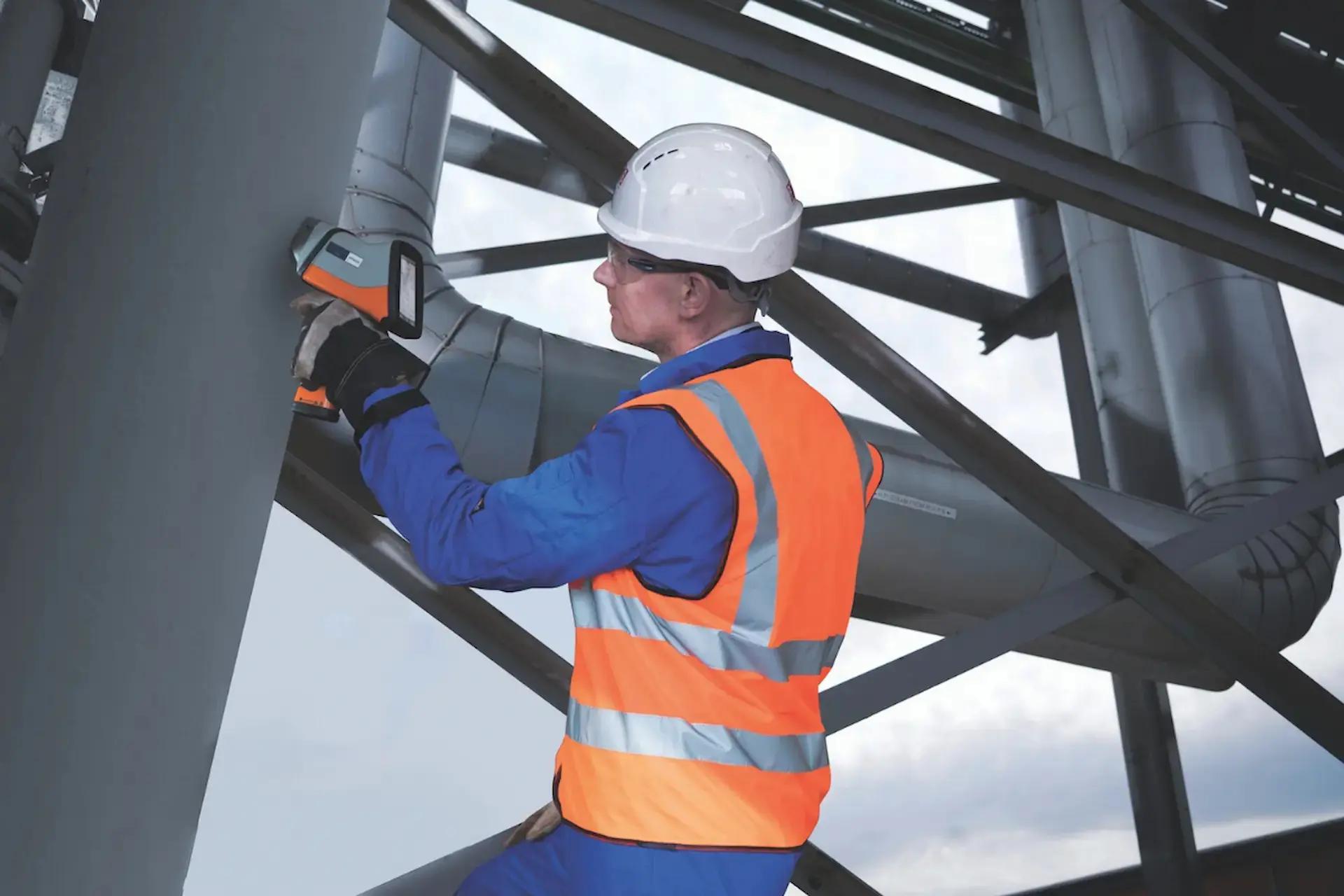 Thiết bị phân tích XRF cầm tay hoạt động như thế nào?